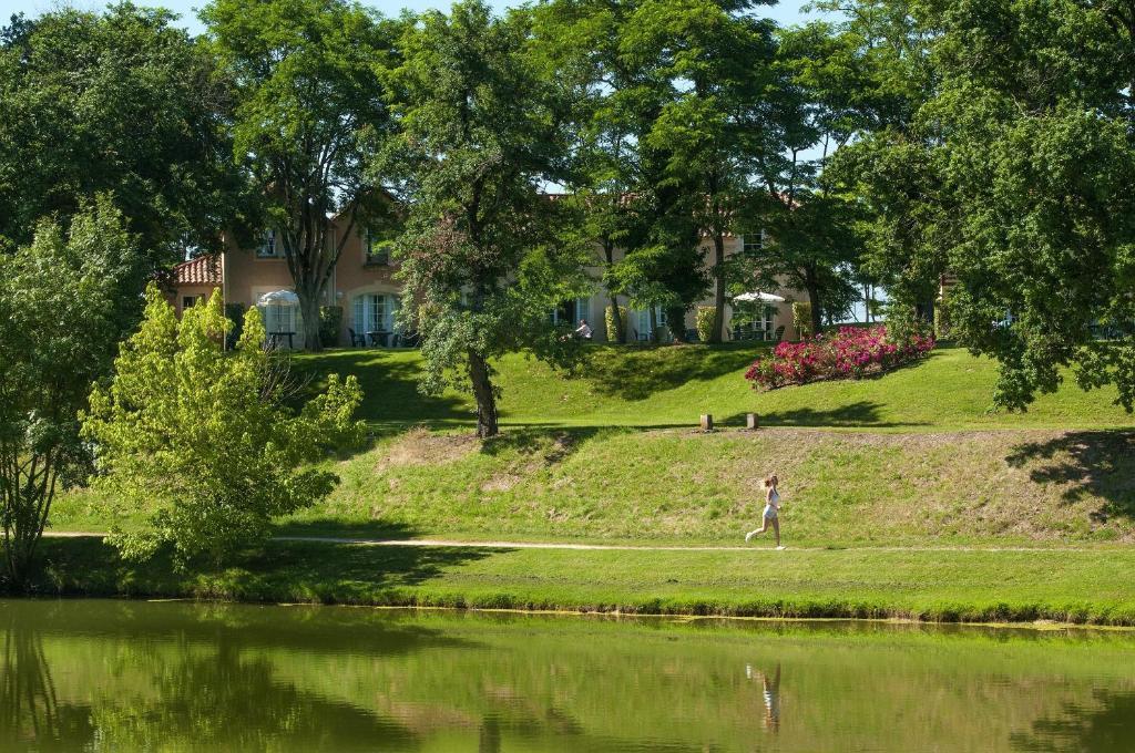 Pierre & Vacances La Residence Du Lac Monflanquin Buitenkant foto